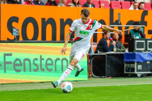 Robin Fellhauer 19, FC Augsburg at the match between FC Augsburg v VfL Wolfsburg, Soccer, Men, Bundesliga, 2025 2026, Matchday 6 on 04 10 2025 in Augsburg, WWK Arena DFL and DFB regulations prohibit any use of photographs as image sequences and or quasi video Bayern Germany