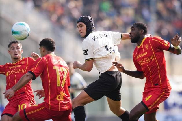 Parma s Mateo Pellegrino Casalanguida fights for the ball with LecceÕs Medon Berisha, LecceÕs Danilo Veiga and Lecce s Kialonda Gaspar during the Serie A soccer match between Parma and Lecce at Ennio Tardini Stadium in Parma, North Italy, Saturday, October 4, 2025. Soccer  Copyright: xMassimoxPaolone LaPressex
