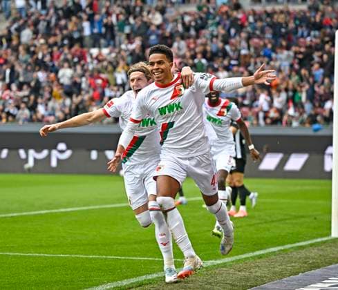 04 10 2025, Soccer 1 Bundesliga 2025 2026, Matchday 6, FC Augsburg VfL Wolfsburg, in the WWK Arena Augsburg v l Kristjan Jakic FC Augsburg and Noahkai Dominic Banks FC Augsburg cheer DFL and DFB regulations prohibit any use of photographs as image sequences and or quasi video