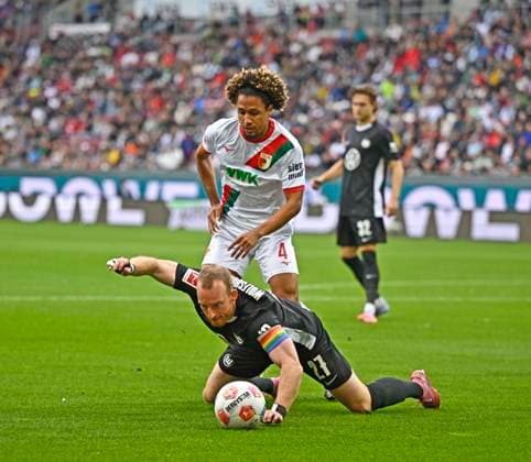 04 10 2025, Soccer 1 Bundesliga 2025 2026, Matchday 6, FC Augsburg VfL Wolfsburg, at WWK Arena Augsburg v l Han Noah Massengo FC Augsburg vs Maximilian Arnold Wolfsburg DFL and DFB regulations prohibit any use of photographs as image sequences and or quasi video
