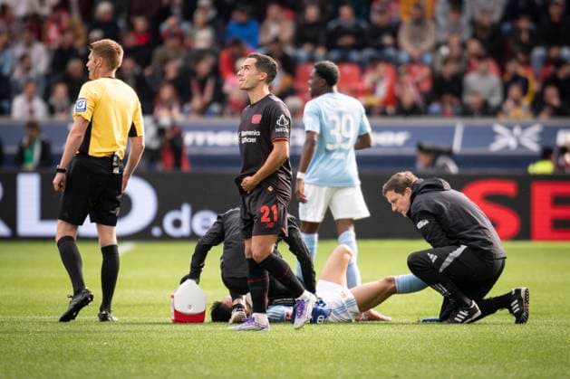 DFL Bayer 04 Leverkusen 1 FC Union Berlin, 04 10 2025 Woo yeong Jeong 1 FC Union Berlin, 11 is injured and receives treatment Bayer 04 Leverkusen 1 FC Union Berlin on Matchday 6 of the 1 Soccer Bundesliga on 04 10 2025 at the BayArena in Leverkusen THE DFL REGULATIONS PROHIBIT ANY USE OF PHOTOS AS PICTURE SEQUENCES AND OR QUASI VIDEO Bayer 04 Leverkusen 1 FC Union Berlin on Matchday 6 of the 1 Bundesliga on 04 10 2025 at the BayArena in Leverkusen DFL REGULATIONS PROHIBIT ANY USE OF PHOTOGRAPHS AS IMAGE SEQUENCES AND OR QUASI VIDEO Copyright: xBEAUTIFULxSPORTS AxelxKohringx
