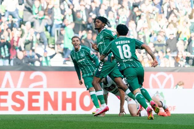 Goal for 1 0 Samuel Mbangula SV Werder Bremen, 07 cheers with Cameron Puertas SV Werder Bremen, 18 and Justin Njinmah SV Werder Bremen, 11 , GER, SV Werder Bremen vs FC St Pauli, Football, Bundesliga, Matchday 6, Season 2025 2026, 04 10 2025 DFL REGULATES PROHIBIT ANY USE OF PHOTOGRAPHS AS IMAGE SEQUENCES AND OR QUASI VIDEO GER, SV Werder Bremen vs FC St Pauli, Football, Bundesliga, Matchday 6, Season 2025 2026, 04 10 2025 Bremen Copyright: xEibner-Pressefoto MaxxVincenx EP_MVN