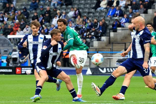 DEU, DFL, 2 FBL, Hertha BSC vs Preussen Muenster, 04 10 2025, Berliner Olympiastadion, Berlin, DEU, DFL, 2 FBL, Hertha BSC vs Preussen Muenster, im Bild 2 1 durch Etienne Amenyido Preussen Muenster 30 , Michael Cuisance Hertha BSC Berlin 10 , Maurice Krattenmacher Hertha BSC Berlin 14 , Toni Leistner Hertha BSC Berlin 37 DFL regulations prohibit any use of Photographs as image sequences and or quasi video nordphotoxGmbHx xEngler nph00076