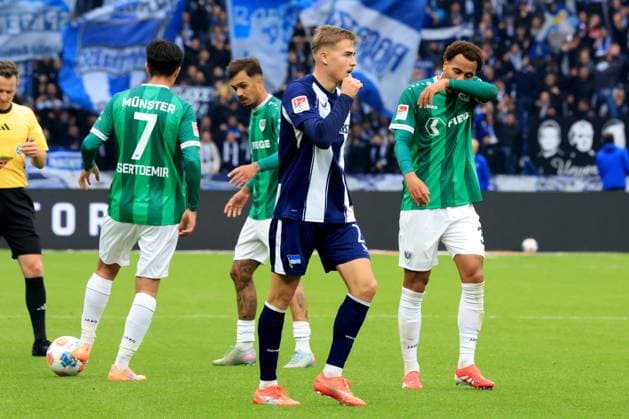 DEU, DFL, 2 FBL, Hertha BSC vs Preussen Muenster, 04 10 2025, Berliner Olympiastadion, Berlin, DEU, DFL, 2 FBL, Hertha BSC vs Preussen Muenster, im Bild Marten Winkler Hertha BSC Berlin 22 , Muenster Spielerkreisp7 , Oliver Batista Meier Preussen Muenster 17 , Etienne Amenyido Preussen Muenster 30 DFL regulations prohibit any use of Photographs as image sequences and or quasi video nordphotoxGmbHx xEngler nph00076