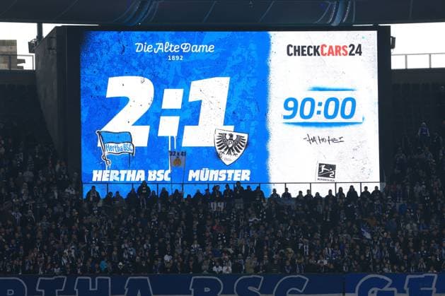 DEU, DFL, 2 FBL, Hertha BSC vs Preussen Muenster, 04 10 2025, Berliner Olympiastadion, Berlin, DEU, DFL, 2 FBL, Hertha BSC vs Preussen Muenster, in the picture scoreboard with the final result, 2 1 DFL regulations prohibit any use of Photographs as image sequences and or quasi video nordphotoxGmbHx xEngler nph00076