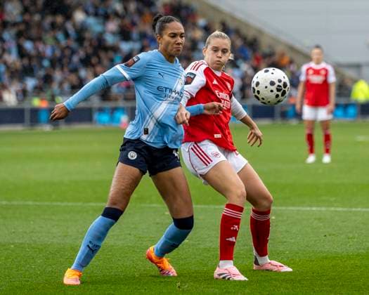 4th October 2025; Joie Stadium, Manchester, England; Womens Super League Football, Manchester City versus Arsenal; Alessia Russo of Arsenal Women under pressure from Jade Rose of Manchester City Women  TimxWilliams