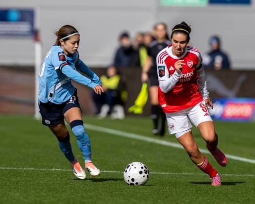 4th October 2025; Joie Stadium, Manchester, England; Womens Super League Football, Manchester City versus Arsenal; Mariona Caldentey of Arsenal Women takes on Yui Hasegawa of Manchester City Women  TimxWilliams