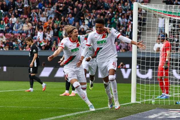 Goal celebration by Kristijan Jakic 17 FC Augsburg , Noahkai Banks 40 FC Augsburg to 1 0, FC Augsburg vs VfL Wolfsburg, Football, 1 Bundesliga, 6 Matchday, 04 10 2025 DFB regulations prohibit any use of photographs as image sequences and or quasi video Augsburg Bayern Germany Copyright: xkolbert-press ChristianxKolbertx