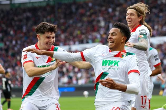 Goal celebration by Mert Koemuer 36 FC Augsburg , Noahkai Banks 40 FC Augsburg to 1 0, FC Augsburg vs VfL Wolfsburg, Football, 1 Bundesliga, 6 Matchday, 04 10 2025 DFB regulations prohibit any use of photographs as image sequences and or quasi video Augsburg Bayern Germany Copyright: xkolbert-press ChristianxKolbertx