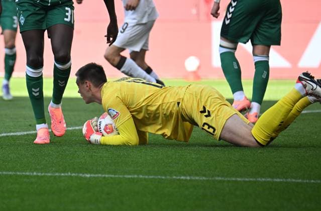 GER, 1 FBL, SV Werder Bremen vs FC St Pauli 04 10 2025, wohninvest Weserstadion, Bremen, GER, 1 FBL, SV Werder Bremen vs FC St Pauli im Bild picture shows goalkeeper save by goalkeeper Karl Hein SV Werder Bremen 13 nordphotoxGmbHx xKokenge nph00001