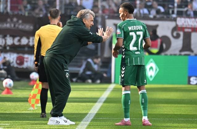 GER, 1 FBL, SV Werder Bremen vs FC St Pauli 04 10 2025, wohninvest Weserstadion, Bremen, GER, 1 FBL, SV Werder Bremen vs FC St Pauli in the picture picture shows Coaching zone Sideline Coaching area Technical zone Coach Horst Steffen Werder Bremen gives instructions to Felix Agu SV Werder Bremen 27, gestures gives hand signals nordphotoxGmbHx xKokenge nph00001