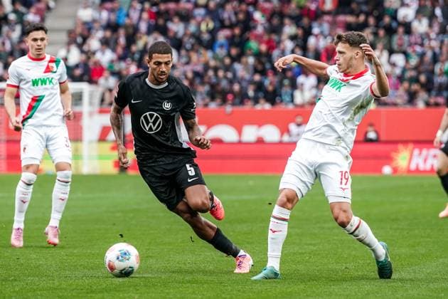 1 Bundesliga 2025 2026 6 Matchday 04 10 2025 FC Augsburg vs VfL Wolfsburg WWK Arena Augsburg, Germany Vinicius de Souza Costa VfL Wolfsburg , Robin Fellhauer FC Augsburg Copyright: xLukaxKolanovicx