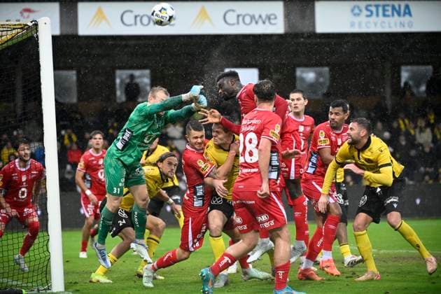 HÄLLEVIK, SWEDEN 20251004 Crowded in front of Elfsborgs goalkeeper Isak Pettersson who boxes the ball away during Saturdays football match in the Allsvenskan between Mjällby AIF and IF Elfsborg at Strandvallen in Hällevik HÄLLEVIK SWEDEN x50090x  Copyright: xJohanxNilsson TTx ALLSVENSKAN MJÄLLBY-ELFSBORG