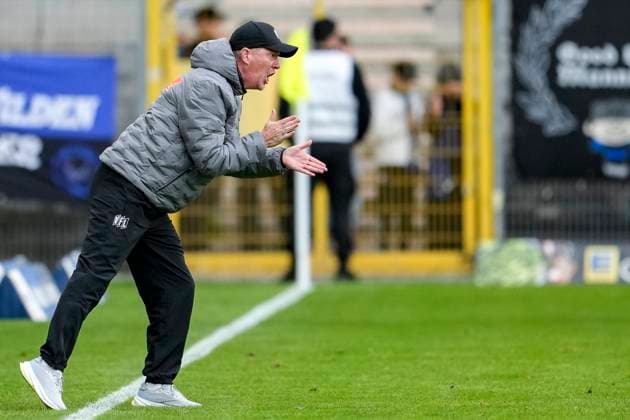 Timo Schultz coach, head coach, VfL Osnabrück , gives instructions, gestures, gesticulates with arms, cropped, full body, single image, single photo, action, action, 04 10 2025, Mannheim Germany , Football, 3 Liga, SV Waldhof Mannheim VfL Osnabrück, DFB DFL REGULATIONS PROHIBIT ANY USE OF PHOTOGRAPHS AS IMAGE SEQUENCES AND OR QUASI VIDEO xozx