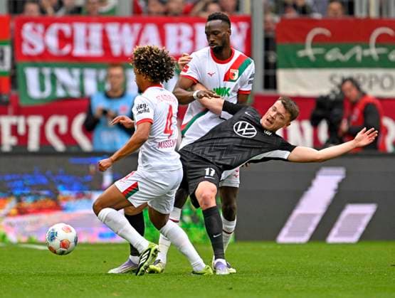 04 10 2025, Soccer 1 Bundesliga 2025 2026, Matchday 6, FC Augsburg VfL Wolfsburg, at WWK Arena Augsburg v l Han Noah Massengo FC Augsburg vs Dzenan Pejcinovic Wolfsburg DFL and DFB regulations prohibit any use of photographs as image sequences and or quasi video