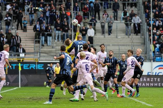 Lukas Jonsson VfL Osnabr ck, 21 very close to the ball in front of Terrence Boyd SV Waldhof Mannheim, 13 at SV Waldhof Mannheim VfL Osnabrueck on 04 10 25 at Carl Benz Stadium, Mannheim xamx Photo Alfio Marino Copyright: