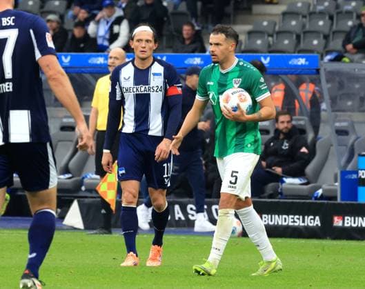 DEU, DFL, 2 FBL, Hertha BSC vs Preussen Muenster, 04 10 2025, Berliner Olympiastadion, Berlin, DEU, DFL, 2 FBL, Hertha BSC vs Preussen Muenster, im Bild Fabian Reese Hertha BSC Berlin 11 , Yassine Bouchama Preussen Muenster 5 DFL regulations prohibit any use of Photographs as image sequences and or quasi video nordphotoxGmbHx xEngler nph00076