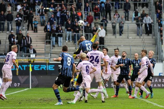 Lukas Jonsson VfL Osnabr ck, 21 very close to the ball in front of Terrence Boyd SV Waldhof Mannheim, 13 at SV Waldhof Mannheim VfL Osnabrueck on 04 10 25 at Carl Benz Stadium, Mannheim xamx Photo Alfio Marino Copyright: