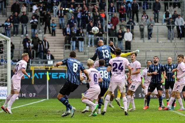 Lukas Jonsson VfL Osnabr ck, 21 very close to the ball in front of Terrence Boyd SV Waldhof Mannheim, 13 at SV Waldhof Mannheim VfL Osnabrueck on 04 10 25 at Carl Benz Stadium, Mannheim xamx Photo Alfio Marino Copyright:
