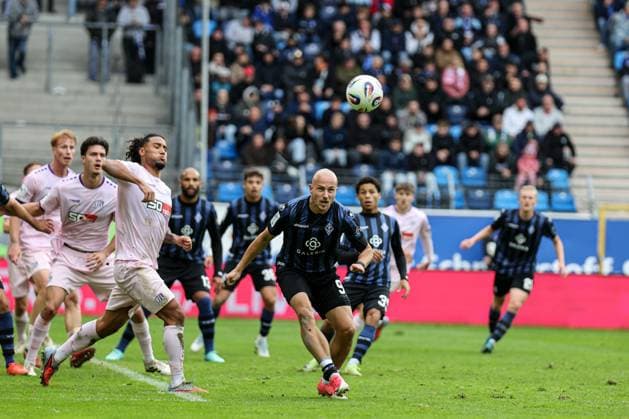 Penalty area scene, Felix Lohkemper SV Waldhof Mannheim, 9 heads the ball during SV Waldhof Mannheim VfL Osnabrueck on 04 10 25 at Carl Benz Stadium, Mannheim xamx Photo Alfio Marino Copyright: