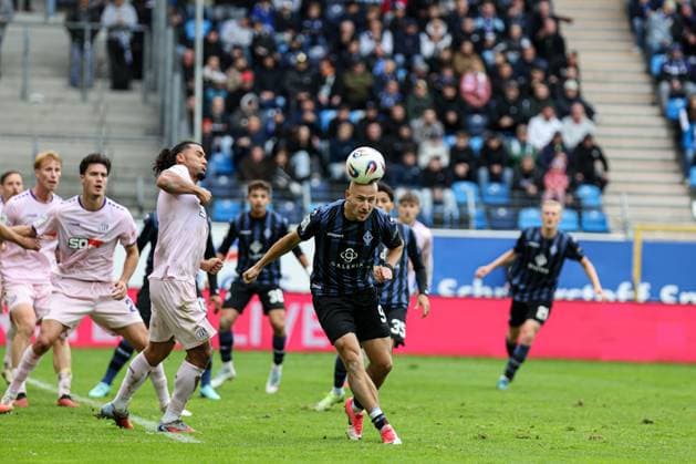 Penalty area scene, Felix Lohkemper SV Waldhof Mannheim, 9 heads the ball during SV Waldhof Mannheim VfL Osnabrueck on 04 10 25 at Carl Benz Stadium, Mannheim xamx Photo Alfio Marino Copyright: