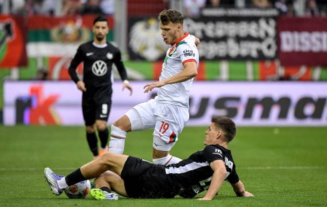 04 10 2025, xemx, Soccer 1 Bundesliga, FC Augsburg VfL Wolfsburg v l Robin Fellhauer FC Augsburg , Joakim Maehle VfL Wolfsburg Zweikampf, Aktion, action, battle for the ball DFL DFB REGULATIONS PROHIBIT ANY USE OF PHOTOGRAPHS as IMAGE SEQUENCES and or QUASI VIDEO Augsburg