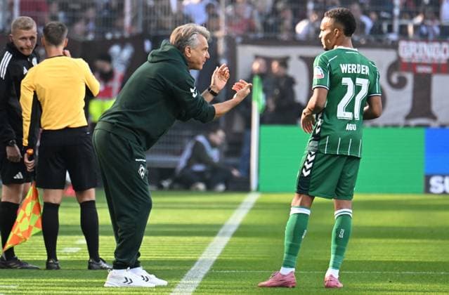 GER, 1 FBL, SV Werder Bremen vs FC St Pauli 04 10 2025, wohninvest Weserstadion, Bremen, GER, 1 FBL, SV Werder Bremen vs FC St Pauli in the picture picture shows Coaching zone Sideline Coaching area Technical zone Coach Horst Steffen Werder Bremen gives instructions to Felix Agu SV Werder Bremen 27, gestures gives hand signals nordphotoxGmbHx xKokenge nph00001