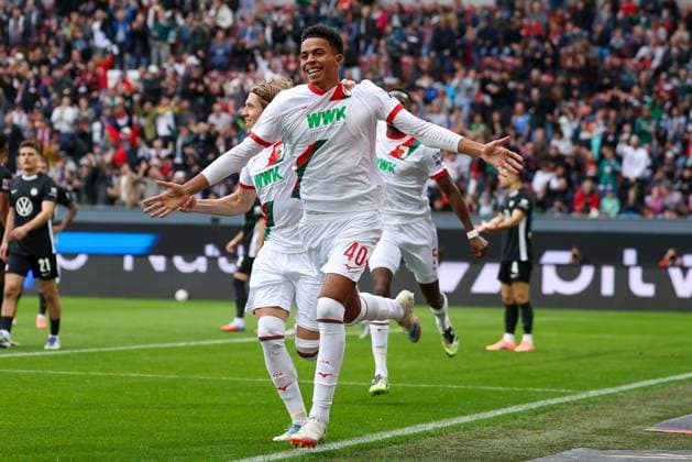 Goal celebration by Kristijan Jakic 17 FC Augsburg , Noahkai Banks 40 FC Augsburg to 1 0, FC Augsburg vs VfL Wolfsburg, Football, 1 Bundesliga, 6 Matchday, 04 10 2025 DFB regulations prohibit any use of photographs as image sequences and or quasi video Augsburg Bayern Germany Copyright: xkolbert-press ChristianxKolbertx