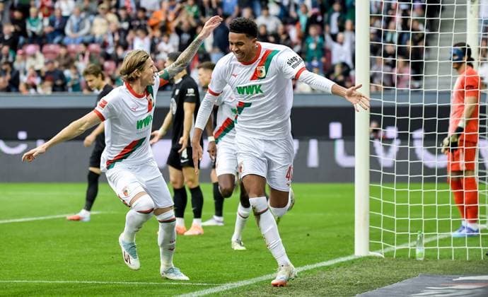 04 10 2025, xemx, Fussball 1 Bundesliga, FC Augsburg VfL Wolfsburg v l Noahkai Banks FC Augsburg Jubel, Torjubel, celebrate the goal, jubelt ueber das Tor zum 1 0 DFL DFB REGULATIONS PROHIBIT ANY USE OF PHOTOGRAPHS as IMAGE SEQUENCES and or QUASI VIDEO Augsburg