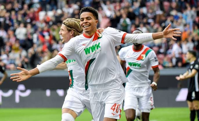 04 10 2025, xemx, Fussball 1 Bundesliga, FC Augsburg VfL Wolfsburg v l Noahkai Banks FC Augsburg Jubel, Torjubel, celebrate the goal, jubelt ueber das Tor zum 1 0 DFL DFB REGULATIONS PROHIBIT ANY USE OF PHOTOGRAPHS as IMAGE SEQUENCES and or QUASI VIDEO Augsburg