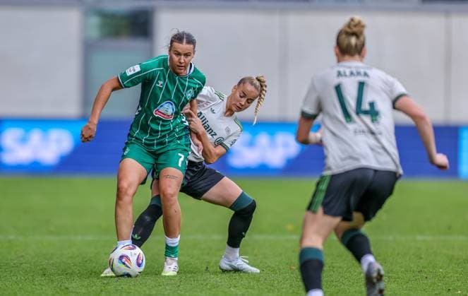 DEU, München, FC Bayern München vs Werder Bremen, Google Pixel Frauen Bundesliga, DFB, Saison 2526, FC Bayern Campus, 5 Spieltag im Bild v l n r Larissa Mühlhaus Werder Bremen 7 , Giulia Gwinn Bayern München 7 , Zweikampf DFB DFL REGULATIONS PROHIBIT ANY USE OF PHOTOGRAPHS AS IMAGE SEQUENCES AND OR QUASI VIDEO, 04 10 2025, Copyright: HMBxMedia HendrikxHamelau