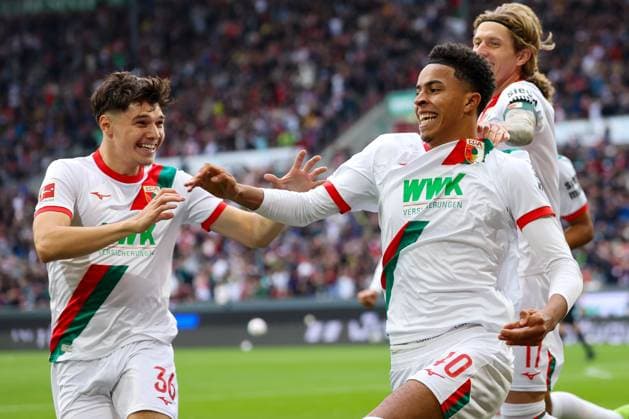 Goal celebration by Mert Koemuer 36 FC Augsburg , Noahkai Banks 40 FC Augsburg to 1 0, FC Augsburg vs VfL Wolfsburg, Football, 1 Bundesliga, 6 Matchday, 04 10 2025 DFB regulations prohibit any use of photographs as image sequences and or quasi video Augsburg Bayern Germany Copyright: xkolbert-press ChristianxKolbertx