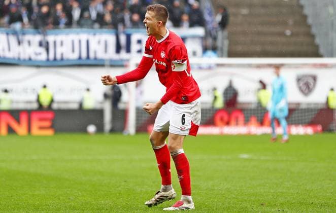 04 10 2025, xmohx, Fußball 2 Bundesliga, 1 FC Kaiserslautern VfL Bochum v l Fabian Kunze Kaiserslautern celebrates the victory DFL DFB REGULATIONS PROHIBIT ANY USE OF PHOTOGRAPHS as IMAGE SEQUENCES and or QUASI VIDEO Kaiserslautern