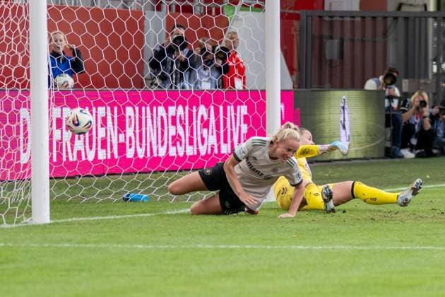 Goal to 4 0, by Lea Schueller 11 FC Bayern Muenchen Frauen , FC Bayern Frauen Muenchen SV Werder Bremen, Google Pixel Frauenbundesliga, 5 Spieltag, 04 10 25 DFB regulations prohibit any use of photographs as image sequences and or quasi video kolbert press Muenchen Bayern Germany Copyright: xkolbert-press UlrichxGamelx