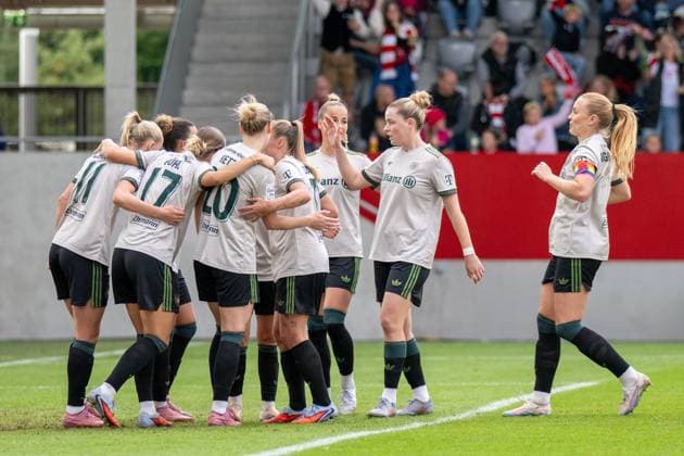 Goal celebration for 4 0, Lea Schueller 11 FC Bayern Muenchen Frauen , Arianna Caruso 27 FC Bayern Muenchen Frauen , Klara Buehl 17 FC Bayern Muenchen Frauen , Linda Dallmann 10 FC Bayern Muenchen Frauen , Franziska Kett 20 FC Bayern Muenchen Frauen , Giulia Gwinn 7 FC Bayern Muenchen Frauen , FC Bayern Frauen Muenchen SV Werder Bremen, Google Pixel Frauenbundesliga, 5 Spieltag, 04 10 25 DFB regulations prohibit any use of photographs as image sequences and or quasi video kolbert press Muenchen Bayern Germany Copyright: xkolbert-press UlrichxGamelx