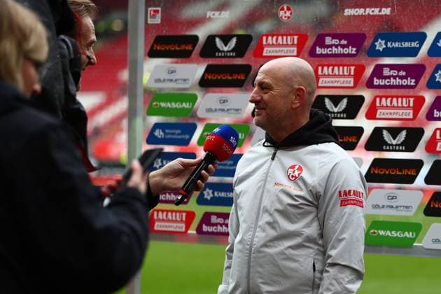 04 10 2025, xmohx, Soccer 2 Bundesliga, 1 FC Kaiserslautern VfL Bochum v l Coach Torsten Lieberknecht 1 FC Kaiserslautern DFL DFB REGULATIONS PROHIBIT ANY USE OF PHOTOGRAPHS as IMAGE SEQUENCES and or QUASI VIDEO Kaiserslautern