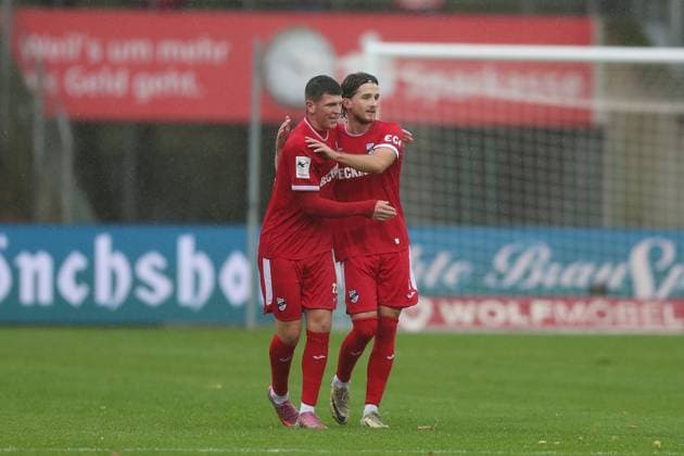 04 10 2025, xjcx, Herren, Fußball, Saison 2025 2026, 3 Liga, 10 Spieltag 1 FC Schweinfurt 1905 SC Verl Alessio Besio 23, SC Verl und Julian Stark 7, SC Verl , Torjubel nach dem 1 2, DFLB DFB REGULATES PROHIBIT ANY USE OF PHOTOGRAPHS AS IMAGE SEQUENCES AND OR QUASI VIDEO Schweinfurt Sachs Stadion Bayern Deutschland