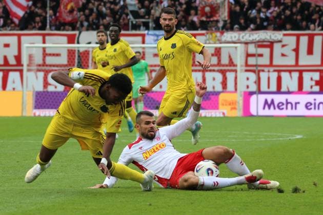 04 10 2025, xpfrx, Fussball 3 Liga, Jahn Regensburg 1 FC Saarbrücken v l Rodney Elongo Yombo 1 FC Saarbruecken Robin Ziegele SSV Jahn Regensburg Zweikampf, Aktion, action, battle for the ball DFL DFB REGULATIONS PROHIBIT ANY USE OF PHOTOGRAPHS as IMAGE SEQUENCES and or QUASI VIDEO Regensburg