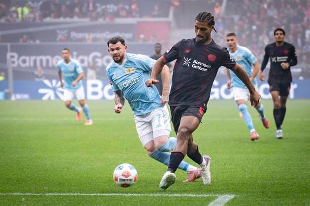 DFL Bayer 04 Leverkusen 1 FC Union Berlin, 04 10 2025 Loic Bade Bayer 04 Leverkusen, 5 , Oliver Burke 1 FC Union Berlin, 7 in the fog of pyrotechnics Bayer 04 Leverkusen 1 FC Union Berlin on matchday 6 of the 1 Bundesliga on 04 10 2025 at the BayArena in Leverkusen THE DFL REGULATIONS PROHIBIT ANY USE OF PHOTOS AS IMAGE SEQUENCES AND OR QUASI VIDEO Bayer 04 Leverkusen 1 FC Union Berlin on Matchday 6 of the 1 Bundesliga on 04 10 2025 at the BayArena in Leverkusen DFL REGULATIONS PROHIBIT ANY USE OF PHOTOGRAPHS AS IMAGE SEQUENCES AND OR QUASI VIDEO Copyright: xBEAUTIFULxSPORTS AxelxKohringx