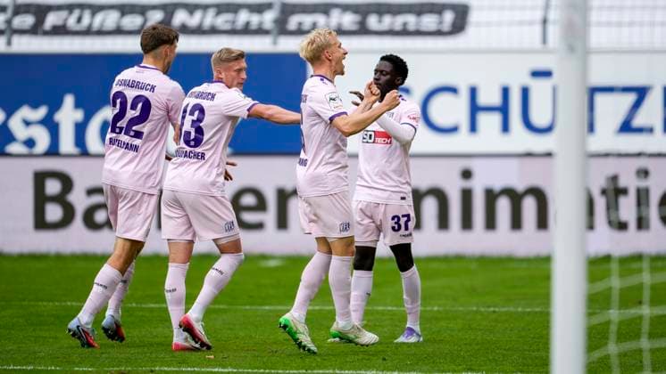 from left Bernd Riesselmann Osnabrück, 22 , Kevin Schumacher Osnabrück, 13 , Bryan Henning Osnabrück, 6 , goal scorer Ismail Badjie Osnabrück, 37 , players from VfL Osnabrück, celebrate the goal, goal, celebration, celebrates the goal, joy, rejoices, optimistic, positive, game scene, highlight, action, 04 10 2025, Mannheim Germany , football, 3 Liga, SV Waldhof Mannheim VfL Osnabrück, DFB DFL REGULATIONS PROHIBIT ANY USE OF PHOTOGRAPHS AS IMAGE SEQUENCES AND OR QUASI VIDEO xozx