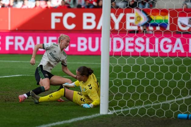 Goal to 4 0 by Lea Schueller FC Bayern Muenchen, 11 , with Mariella El Sherif SV Werder Bremen, 39 , GER, FC Bayern Muenchen vs SV Werder Bremen, Soccer, Google Pixel Womens Bundesliga, Matchday 5, Season 2025 2026, 04 10 2025, D FL DFB REGULATIONS PROHIBIT ANY USE OF PHOTOGRAPHS as IMAGE SEQUENCES and or QUASI VIDEO, GER, FC Bayern Muenchen vs SV Werder Bremen, Football, Google Pixel Frauen Bundesliga, 5 Spieltag, Saison 2025 2026, 04 10 2025 Muenchen Copyright: xEibner-Pressefoto JennixMaulx EP_JML