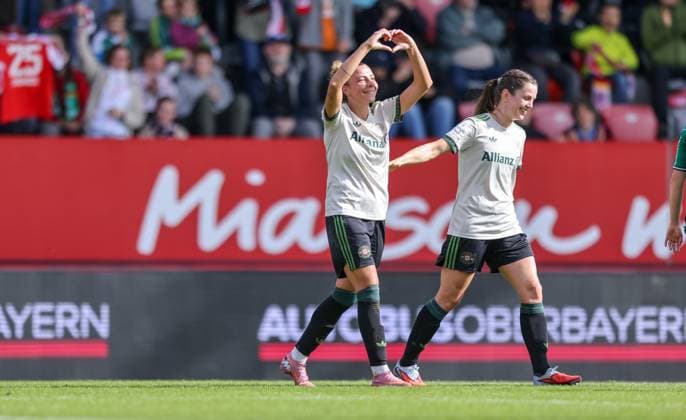 DEU, München, FC Bayern München vs Werder Bremen, Google Pixel Frauen Bundesliga, DFB, Saison 2526, FC Bayern Campus, 5 Spieltag im Bild Arianna Caruso Bayern München 27 scores the goal for 1 0, Jubel mit Tuva Hansen Bayern München 6 und einem Herz DFB DFL REGULATIONS PROHIBIT ANY USE OF PHOTOGRAPHS AS IMAGE SEQUENCES AND OR QUASI VIDEO, 04 10 2025, Copyright: HMBxMedia HendrikxHamelau