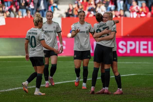 Lea Schueller FC Bayern Muenchen, 11 , with Linda Dallmann FC Bayern Muenchen, 10 and Arianna Caruso FC Bayern Muenchen, 27 , with Klara Buehl FC Bayern Muenchen, 17 and Franziska Kett FC Bayern Muenchen, 20 , GER, FC Bayern Muenchen vs SV Werder Bremen, Soccer, Google Pixel Frauen Bundesliga, 5 Spieltag, Saison 2025 2026, 04 10 2025, D FL DFB REGULATIONS PROHIBIT ANY USE OF PHOTOGRAPHS as IMAGE SEQUENCES and or QUASI VIDEO, GER, FC Bayern Muenchen vs SV Werder Bremen, Football, Google Pixel Frauen Bundesliga, 5 Spieltag, Saison 2025 2026, 04 10 2025 Muenchen Copyright: xEibner-Pressefoto JennixMaulx EP_JML