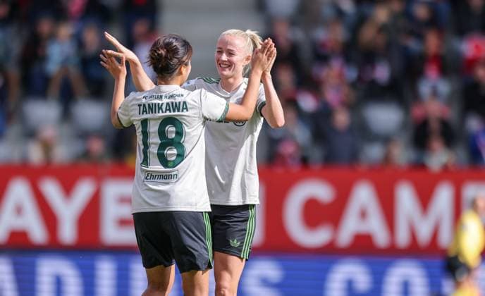 DEU, München, FC Bayern München vs Werder Bremen, Google Pixel Frauen Bundesliga, DFB, Saison 2526, FC Bayern Campus, 5 Spieltag im Bild Momoko Tanikawa Bayern München 18 erzielt das Tor zum 2 0, JUbel mit Lea Schüller Bayern München 11 DFB DFL REGULATIONS PROHIBIT ANY USE OF PHOTOGRAPHS AS IMAGE SEQUENCES AND OR QUASI VIDEO, 04 10 2025, Copyright: HMBxMedia HendrikxHamelau