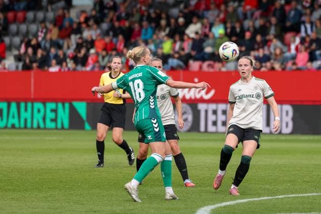 Lina Hausicke SV Werder Bremen, 18 with Franziska Kett FC Bayern Muenchen, 20 and Georgia Standway FC Bayern Muenchen, 31 , GER, FC Bayern Muenchen vs SV Werder Bremen, Soccer, Google Pixel Womens Bundesliga, Matchday 5, Season 2025 2026, 04 10 2025, D FL DFB REGULATIONS PROHIBIT ANY USE OF PHOTOGRAPHS as IMAGE SEQUENCES and or QUASI VIDEO, GER, FC Bayern Muenchen vs SV Werder Bremen, Football, Google Pixel Frauen Bundesliga, 5 Spieltag, Saison 2025 2026, 04 10 2025 Muenchen Copyright: xEibner-Pressefoto JennixMaulx EP_JML