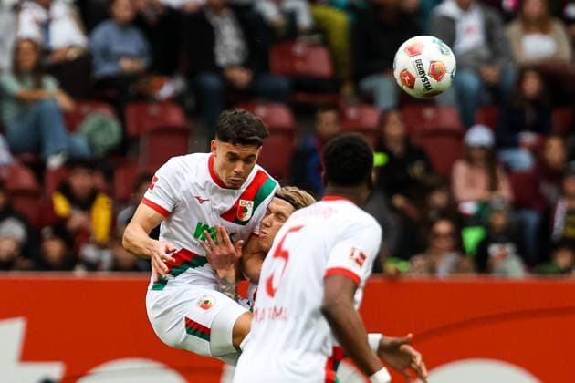 Header by Mert Koemuer FC Augsburg 36 , Kristijan Jakic FC Augsburg 17 GER, FC Augsburg vs VfL Wolfsburg, 1 Bundesliga Soccer, 06 Matchday, Season 2025 2026, 04 10 2025 DFB DFL REGULATIONS PROHIBIT ANY USE OF PHOTOGRAPHS AS IMAGE SEQUENCES AND OR QUASI VIDEO GER, FC Augsburg vs VfL Wolfsburg, 1 Bundesliga Soccer, 06 Matchday, Season 2025 2026, 04 10 2025 Augsburg Copyright: xEibner-Pressefoto RogerxBuerkex EP_RBE