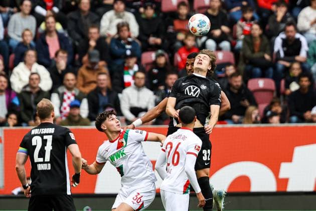 Header by Mattias Svanberg VFL Wolfsburg, 32 , Mert Koemuer FC Augsburg 36 , Elias Saad FC Augsburg 26 , Maximilian Arnold VFL Wolfsburg, 27 GER, FC Augsburg vs VfL Wolfsburg, 1 Bundesliga Soccer, 06 Matchday, Season 2025 2026, 04 10 2025 DFB DFL REGULATIONS PROHIBIT ANY USE OF PHOTOGRAPHS AS IMAGE SEQUENCES AND OR QUASI VIDEO GER, FC Augsburg vs VfL Wolfsburg, 1 Bundesliga Soccer, 06 Matchday, Season 2025 2026, 04 10 2025 Augsburg Copyright: xEibner-Pressefoto RogerxBuerkex EP_RBE