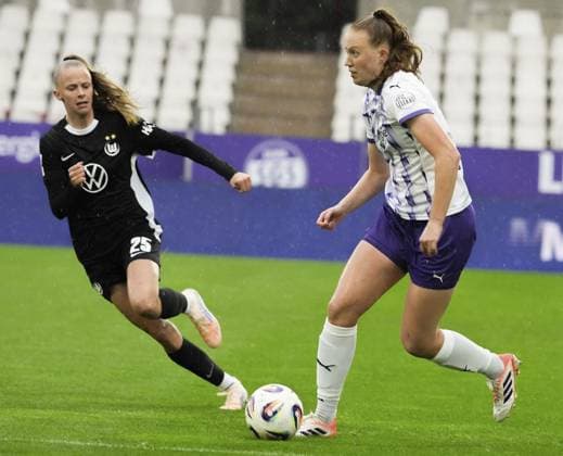 Womens soccer in Essen FOR EDITORIAL PURPOSES ONLY EDITORIAL USE ONLY p Laura Pucks from SGS Essen in the match against Vivien Endemann from VfL Wolfsburg The womens Bundesliga soccer match between SGS Essen and VfL Wolfsburg ended on 04 10 2025 with a score of 0 8 in the Essen stadium at Hafenstraße 97a Michael Gohl FUNKE Foto Services p Sport Deutschland Nordrhein Westfalen Essen Copyright MichaelxGohl Copyright: MichaelxGohl doc82oaceigstv16vnd9203 ,EDITORIAL USE ONLY Copyright: MichaelxGohl