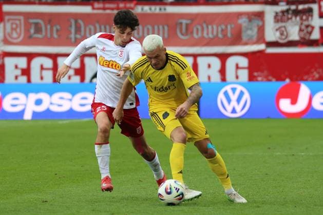 04 10 2025, xpfrx, Fussball 3 Liga, Jahn Regensburg 1 FC Saarbrücken v l Nicolas Oliveira SSV Jahn Regensburg Florian Pick 1 FC Saarbruecken Zweikampf, Aktion, action, battle for the ball DFL DFB REGULATIONS PROHIBIT ANY USE OF PHOTOGRAPHS as IMAGE SEQUENCES and or QUASI VIDEO Regensburg