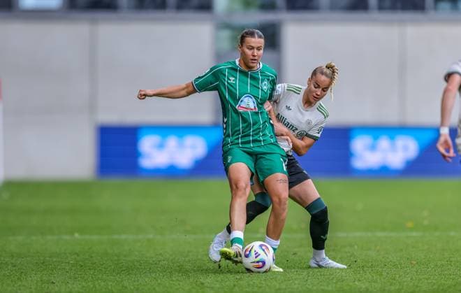 DEU, München, FC Bayern München vs Werder Bremen, Google Pixel Frauen Bundesliga, DFB, Saison 2526, FC Bayern Campus, 5 Spieltag im Bild v l n r Larissa Mühlhaus Werder Bremen 7 , Giulia Gwinn Bayern München 7 , Zweikampf DFB DFL REGULATIONS PROHIBIT ANY USE OF PHOTOGRAPHS AS IMAGE SEQUENCES AND OR QUASI VIDEO, 04 10 2025, Copyright: HMBxMedia HendrikxHamelau